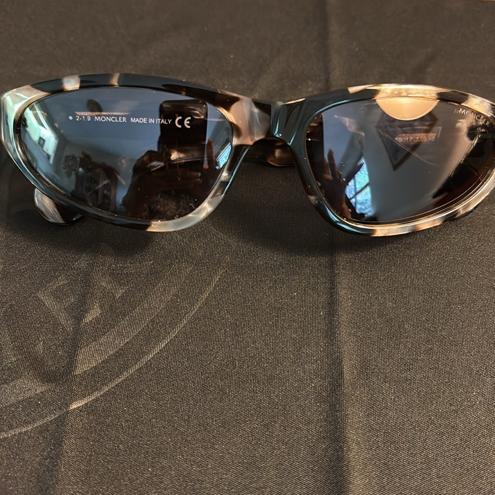 Moncler Tortoise like new condition Sunglasses. SOLD OUT - Picture 8 of 9
